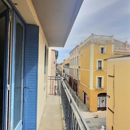 Elegant De 3 Chambres, Pres De La Gare Apartment
