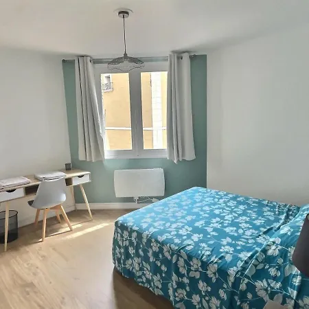 Elegant De 3 Chambres, Pres De La Gare Apartment